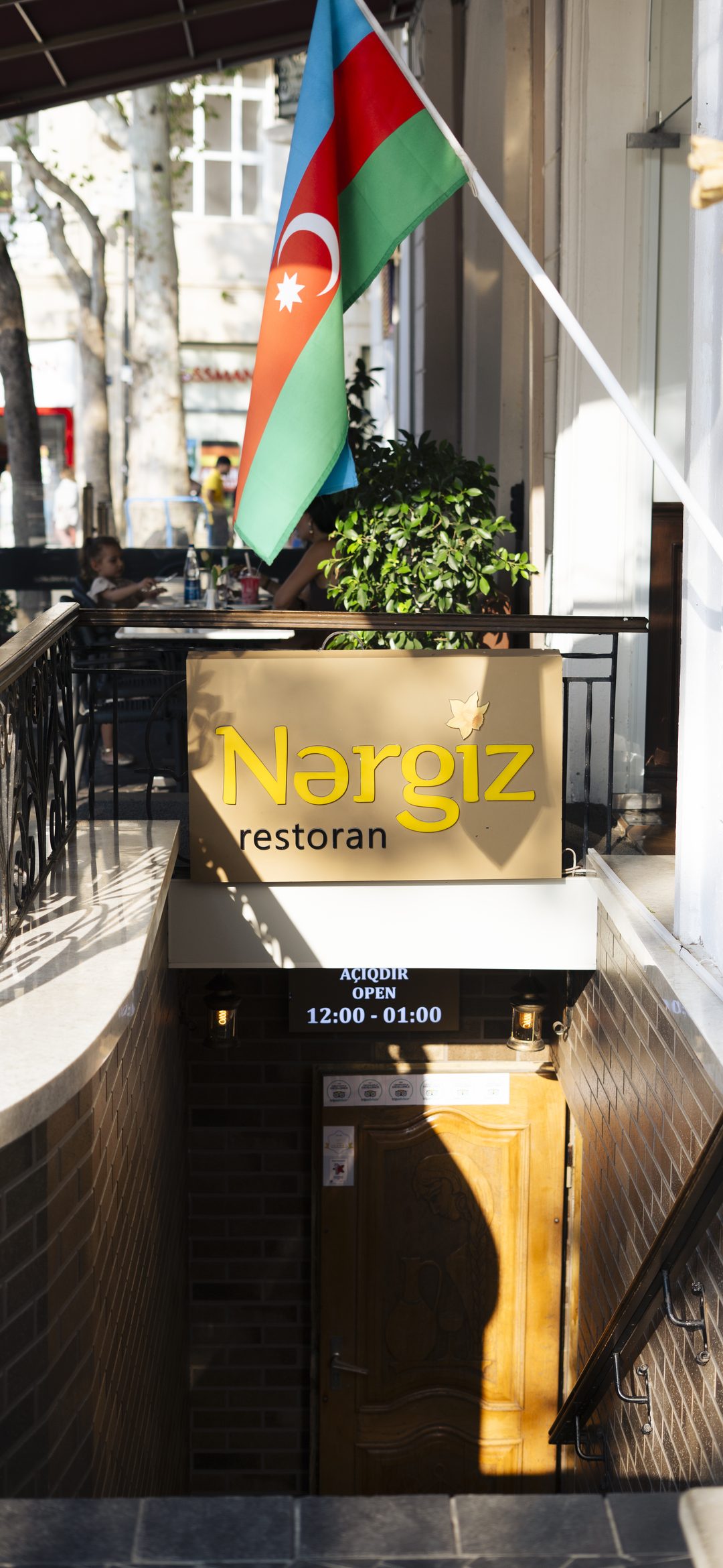 Nərgiz restoranının küçə girişi, Fəvvarələr meydanı