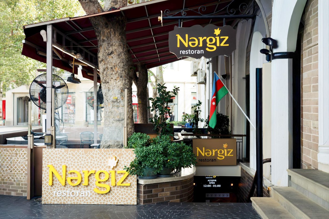 Nərgiz restoranının girişi, Fəvvarələr meydanı