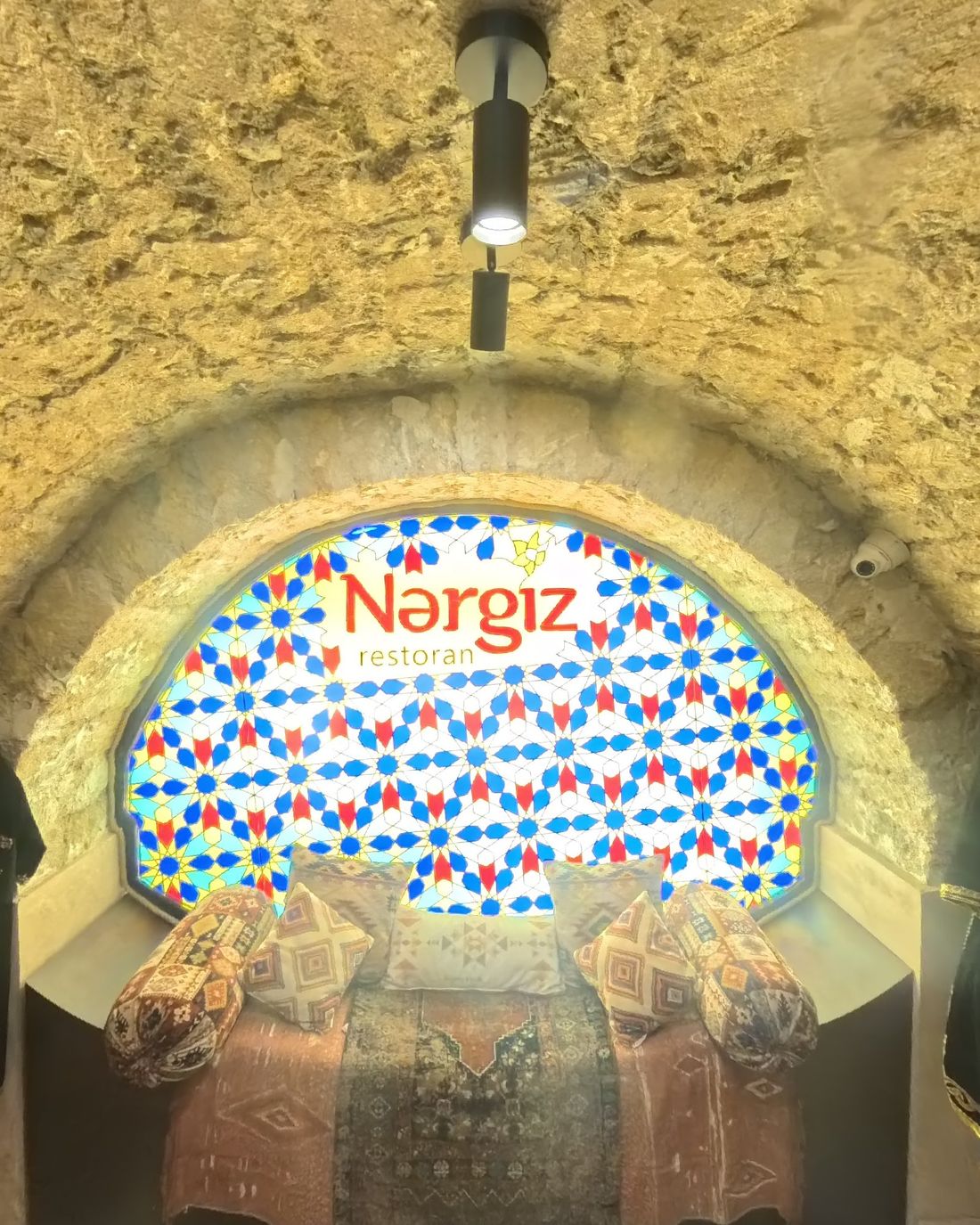 Nərgiz restoranının girişi: vitraj pəncərə və qədim daş tağlar