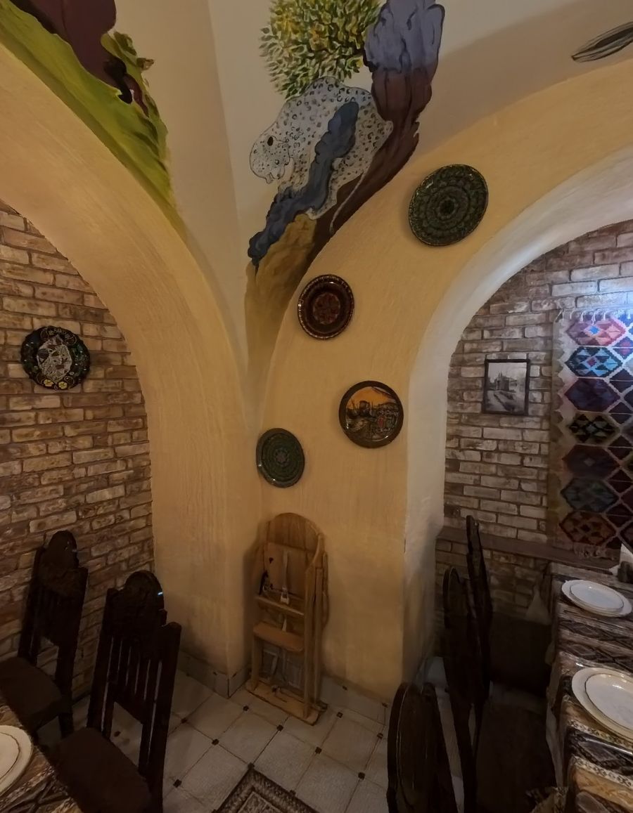 Nərgiz restoranının zalı: kərpic tağlar və əl işi naxışlar