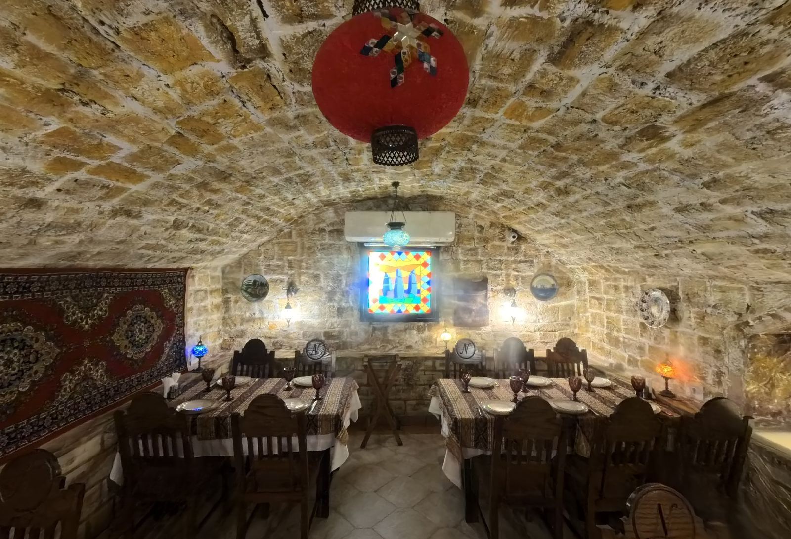Nərgiz restoranının daş tağlı zalı